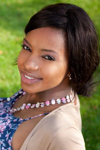 Utomhus porträtt av en vacker afroamerikanska kvinna — Stockfoto