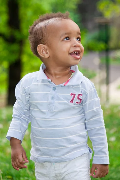 Retrato de um menino negro brincando no parque — Fotografia de Stock