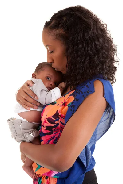Αφρικανική αμερικανική μητέρα φιλιά τον ΒΡΕΦΙΚΑ ΑΓΟΡΙ — Φωτογραφία Αρχείου