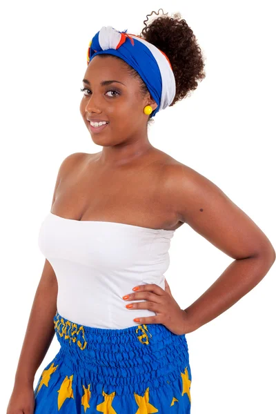 Menina adolescente africana bonita vestindo roupas tradicionais — Fotografia de Stock