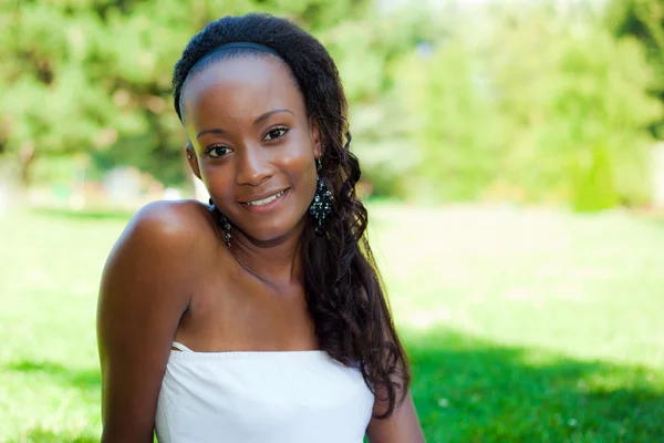 Portrét mladé dívky, krásná africká americká — Stock fotografie