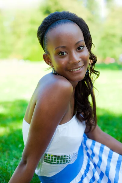 Retrato de una joven hermosa afroamericana —  Fotos de Stock