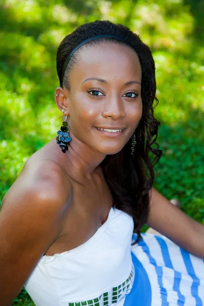 Egy fiatal gyönyörű afro-amerikai lány portréja — Stock Fotó