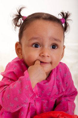 çok güzel bir Afrikalı-Amerikalı bebek kız parmağıyla ağız