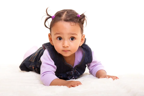 Gyönyörű biracial baba lány feküdt a padlón — Stock Fotó