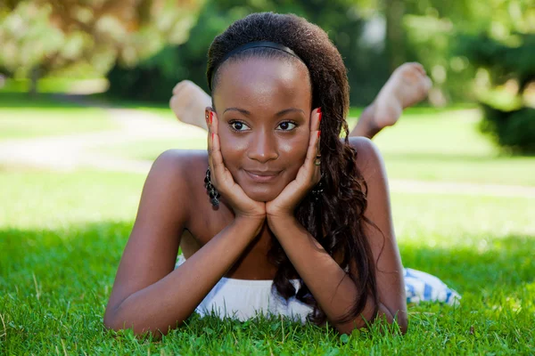 Menina americana africana jovem pensativo — Fotografia de Stock