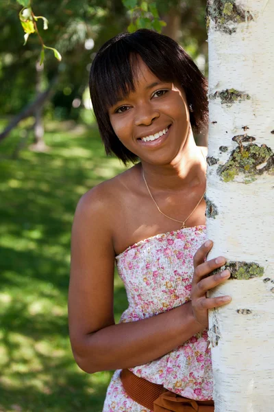 Portrait extérieur de jeune femme noire — Photo