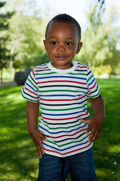 Roztomilý malý afroamerické chlapeček hraje — Stock fotografie
