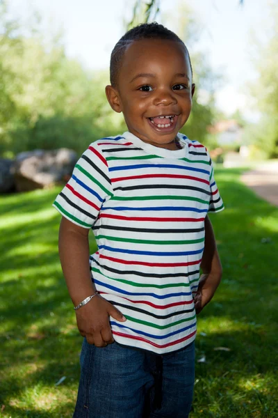 Bonito menino pequeno afro-americano sorrindo — Fotografia de Stock