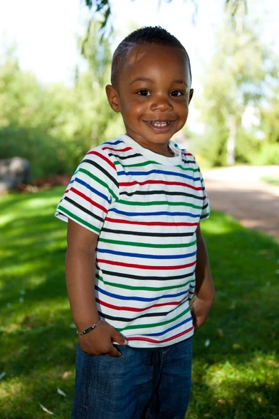 Carino piccolo africano americano bambino ragazzo sorridente — Foto Stock
