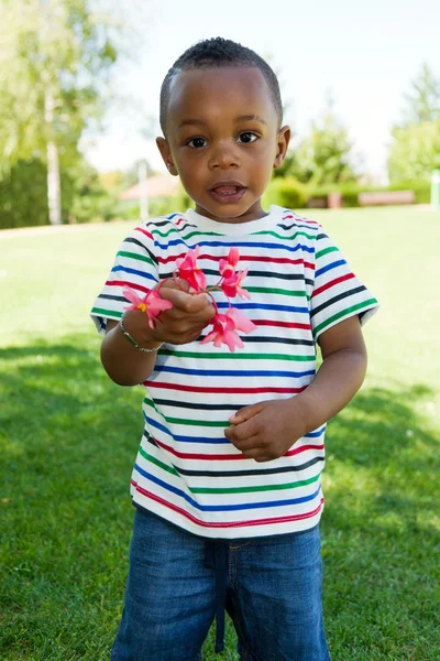 Mignon petit afro-américain bébé garçon jouer — Photo