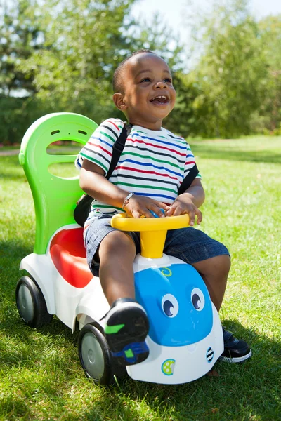 प्यारा छोटा अफ्रीकी अमेरिकी बेबी लड़का खेल रहा है — स्टॉक फ़ोटो, इमेज