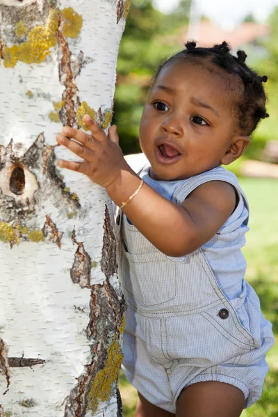 Lindo africano americano bebé chico — Foto de Stock