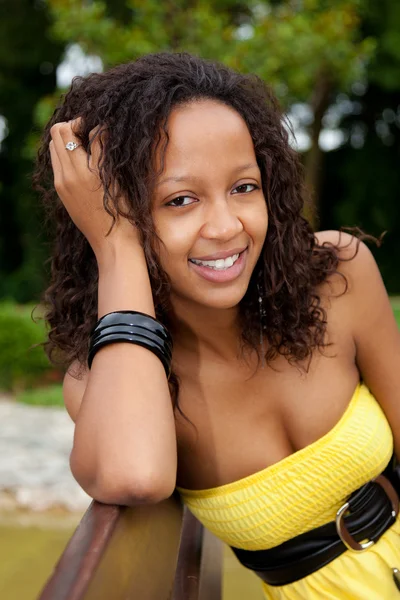 Bir bankta oturan güzel bir Afrikalı-Amerikalı kadın — Stok fotoğraf