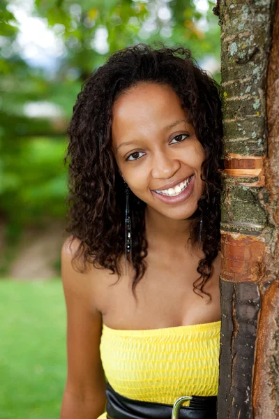 Όμορφη Αφροαμερικανή γυναίκα. — Φωτογραφία Αρχείου