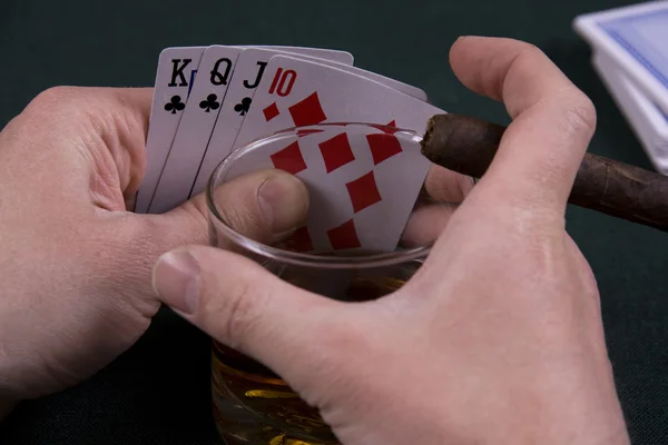 Vidro com conhaque e cartas de jogo — Fotografia de Stock
