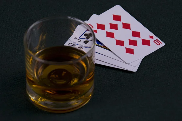 玻璃与科涅克白兰地和玩扑克牌 — 图库照片
