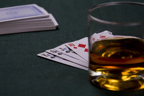 Glas med cognac och spelkort — Stockfoto