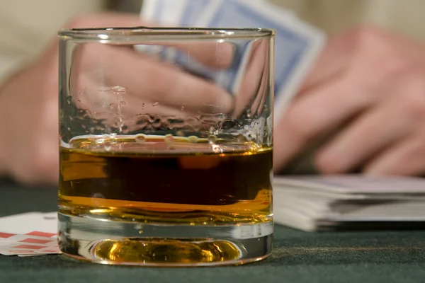 Glas med cognac och spelkort — Stockfoto