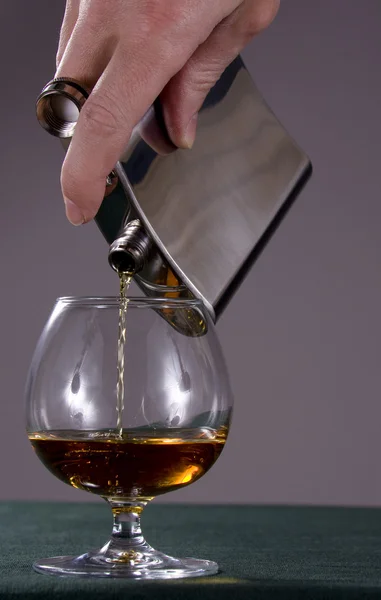 Glas med cognac och kolv — Stockfoto