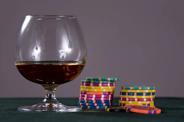 Glas med cognac och chips — Stockfoto