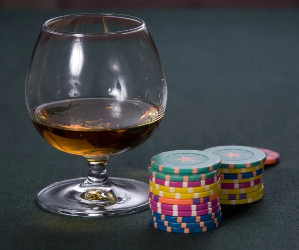 Glas med cognac och chips — Stockfoto