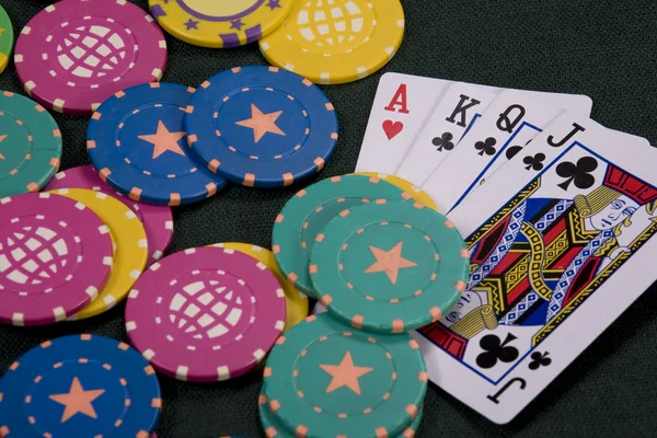 Hrací karty a čipy — Stockfoto