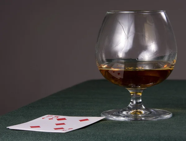 玻璃与科涅克白兰地和玩扑克牌 — 图库照片