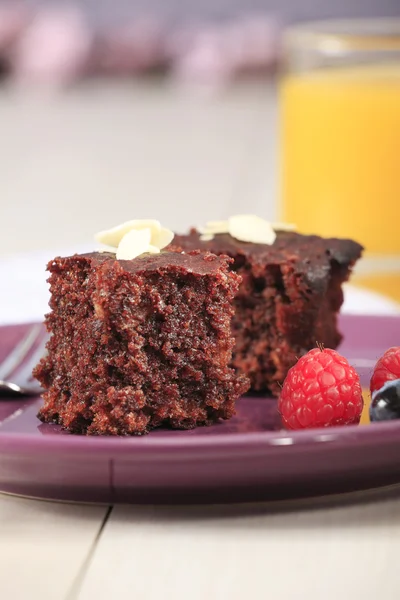 Ciasto czekoladowe z owocami — Zdjęcie stockowe