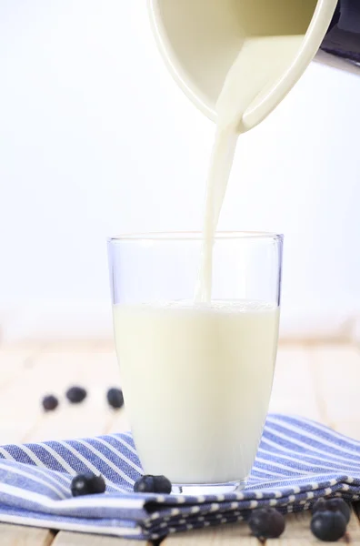 Versando latte — Foto Stock
