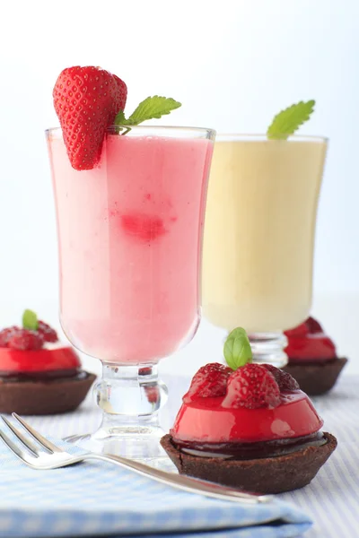 Strawberries and banana smoothies with raspberry cakes — Stock Photo, Image