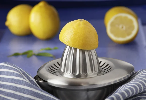 Limones y exprimidor — Foto de Stock