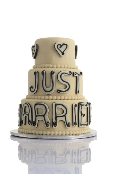 Только что женился свадебный торт — стоковое фото