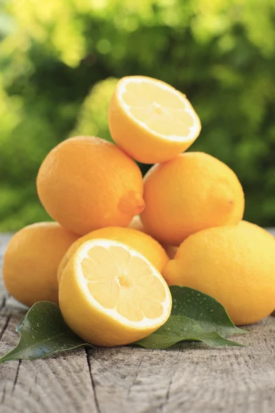Citron på terrassen bordet - Stock-foto