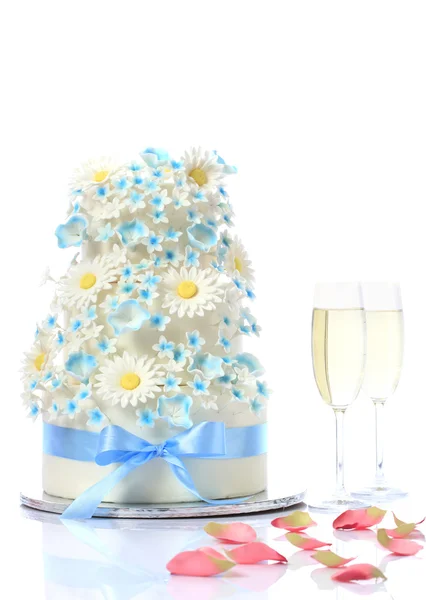 Şampanya bardağı ile düğün pastası — Stok fotoğraf