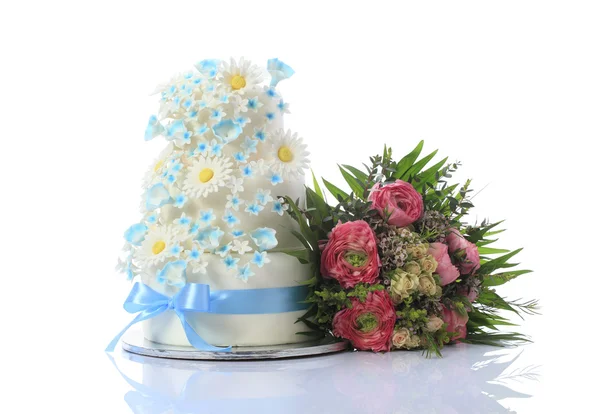 Свадебный торт с букетом цветов — стоковое фото