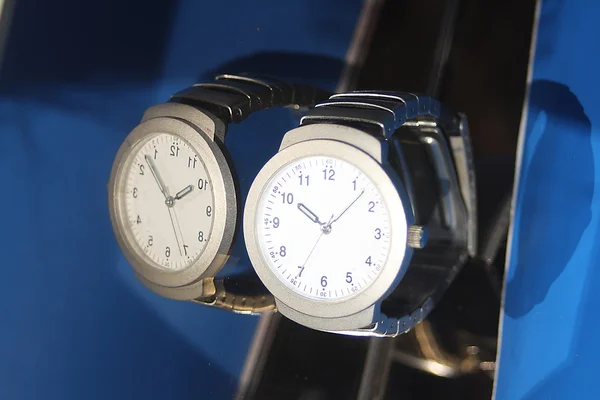 Рефлекторные часы с цифрами — стоковое фото