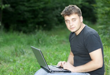 genç adam laptop