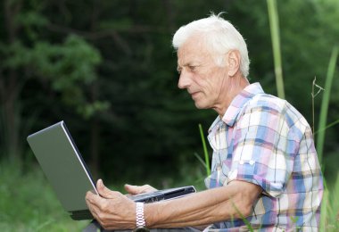 yaşlı bir adam ile bir laptop