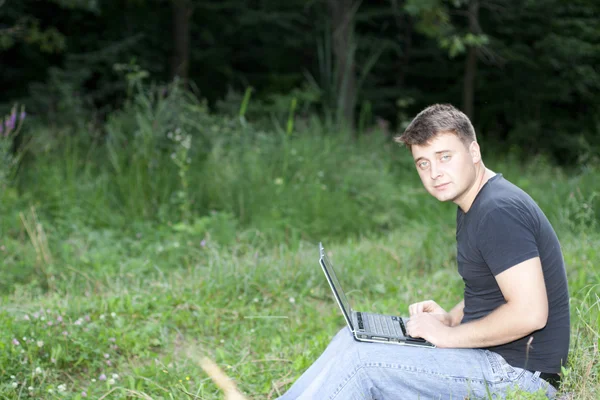Den unge mannen laptop — Stockfoto
