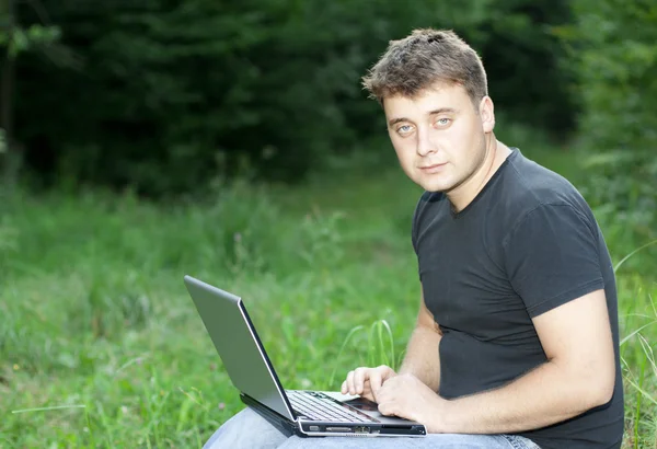 Genç adam laptop — Stok fotoğraf
