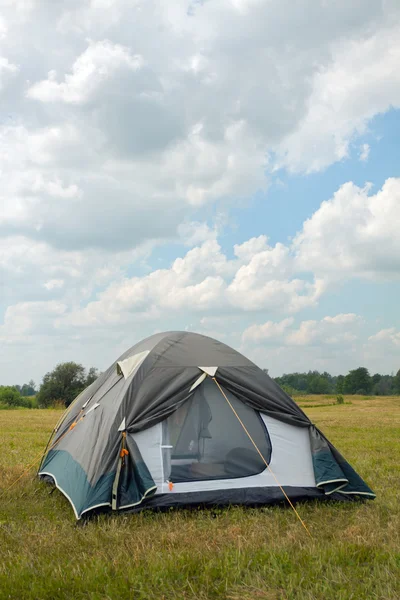 Палатка под темно-синим небом — стоковое фото