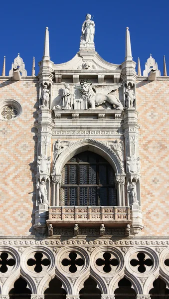 Löwe mit Flügeln - Symbol von Venedig — Stockfoto