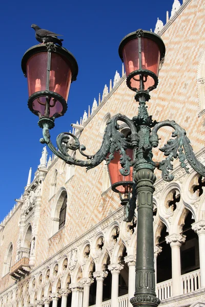 Die Lampe steht auf dem San-Marko-Platz — Stockfoto