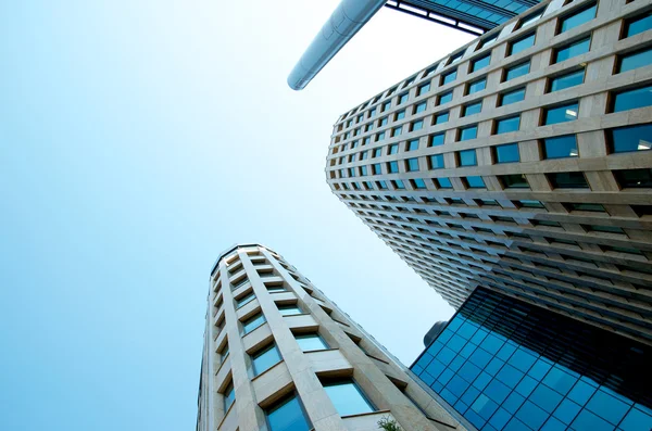 Edificio di uffici su uno sfondo del cielo blu — Foto Stock