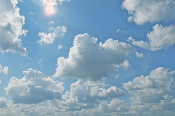 День облачный небо с солнцем — стоковое фото