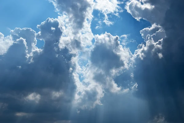 Strålar av ljus som skiner genom molnen — Stockfoto