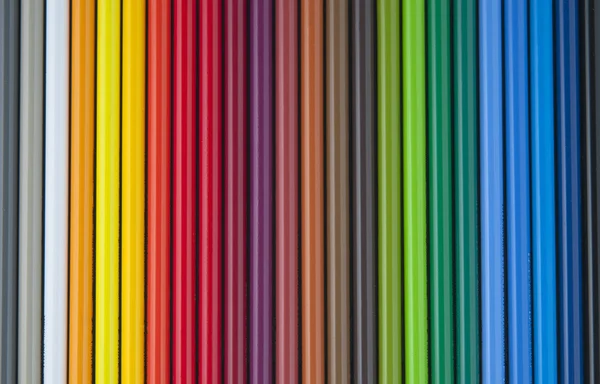 Bakgrund av färgpennor Stockbild