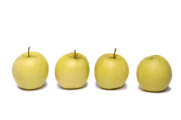 Kasa keltaisia omenoita. — kuvapankkivalokuva