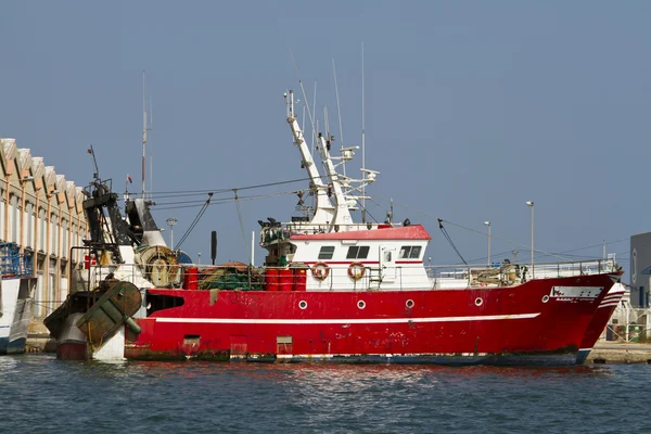 Punainen kalastusvene — kuvapankkivalokuva